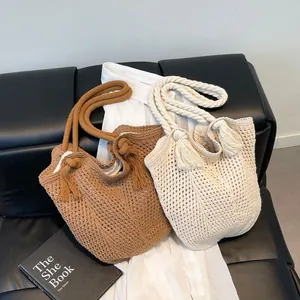 Gehaakte holle katoenen draagtassen in bruin en beige met decoratieve kwastjes