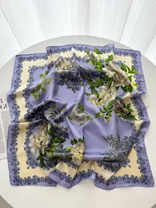Texture détaillée d'un élégant foulard en soie synthétique avec motifs de pivoines mauves