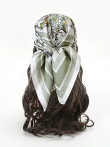 Foulard in seta con fiori e farfalle indossato come accessorio per capelli mossi