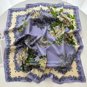 Détail d'un foulard en soie avec imprimé pivoine violette élégant et bordures vintage