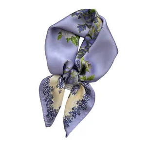 Carré en soie élégant avec imprimé pivoine violette noué en un nœud chic