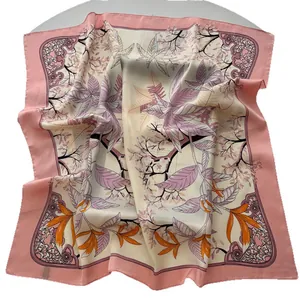 Elegante sciarpa in seta a fiori con bordi rosa e motivi di foglie su fondo bianco
