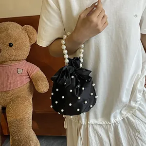 Elegante Beuteltasche aus schwarzem Satin mit Perlenverzierung und einem Tragegriff aus Perlen