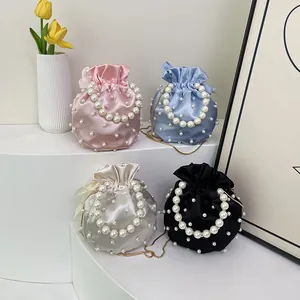 Elegante Satin-Beuteltaschen mit Perlen und Kettenriemen in mehreren Pastellfarben