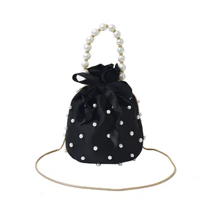 Elegante schwarze Beuteltasche aus Satin mit Kunstperlen und Kettenriemen