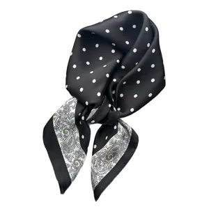 Eleganter schwarzer Seidenschal mit weißen Punkten und Paisley-Mustern am Saum