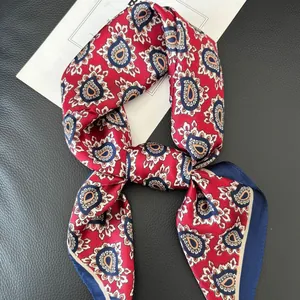 Foulard quadrato in raso rosso con stampa paisley e orso su sfondo in pelle nera