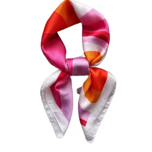Elegante sciarpa di seta con blocchi di colore e motivi geometrici a catena moda