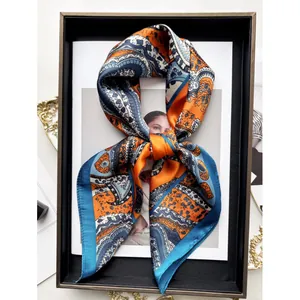 Elegante foulard in seta a motivo paisley arancione e blu con stampa a catena moda