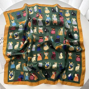 Dettaglio del foulard quadrato in seta con base verde scuro e illustrazioni di gatti carini