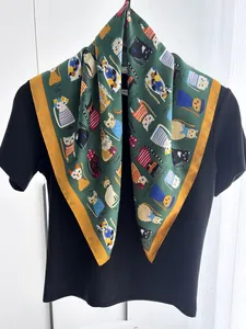 Foulard in seta verde con illustrazioni artistiche di gatti e bordo giallo