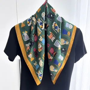 Dettaglio di un foulard in seta verde bosco con illustrazioni di gatti colorati a mano