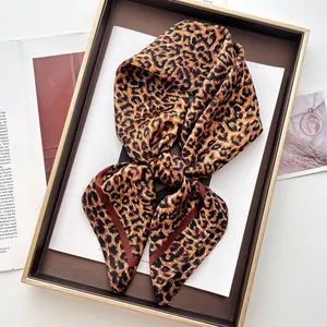 Foulard Quadrato in Raso con Stampa Leopardata da Donna Elegante Foulard Effetto Seta Sciarpa Chic con Motivo Animale Accessori