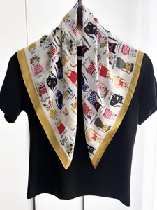 Foulard in seta con illustrazioni di gatti e dettaglio del bordo dorato lucido