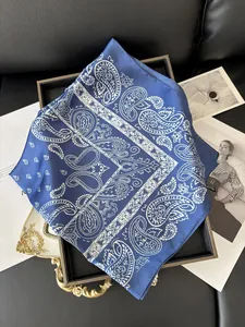 Détail d'un foulard en soie bleu marine à motif cachemire sur décor de luxe