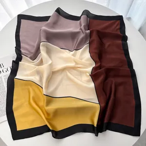 Vue détaillée d'un foulard en soie aux blocs de couleurs géométriques jaune et violet chic