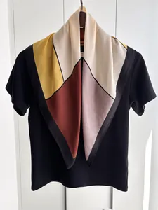 Drapé vertical montrant la texture satinée et le design color-block du foulard en soie