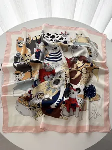 Dettaglio di un foulard di seta con illustrazioni di gatti e bordi in raso rosa