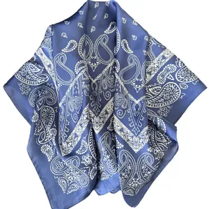Foulard bohème en soie bleu marine avec motif cachemire et finition satinée chic