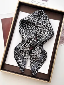 Vista dettagliata del foulard in seta leopardato con bordo grigio e design con nodo