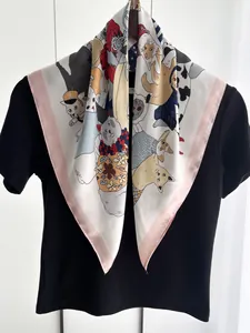 Dettaglio di un grande foulard in seta con illustrazioni di gatti dipinti a mano