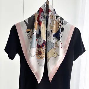 Dettaglio del foulard in seta con motivi di gatti colorati e bordi rifiniti in rosa
