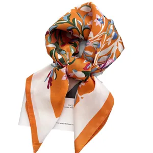 Carré de soie motif fleurs et papillons orange brillant pour femmes 70cm