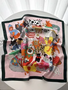 Dettaglio di un foulard in seta con illustrazioni di gatti giocosi e trama satinata