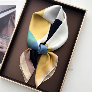 Détail d'un foulard en satin de soie géométrique avec bords roulés en coffret