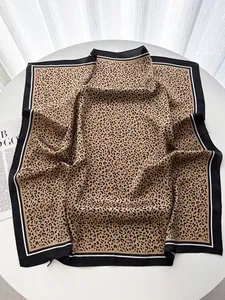 Dettaglio foulard in seta con stampa leopardata e bordi a contrasto bianchi e neri