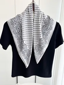 Dettaglio del motivo paisley e pois su un foulard quadrato monocromatico in cotone e lino