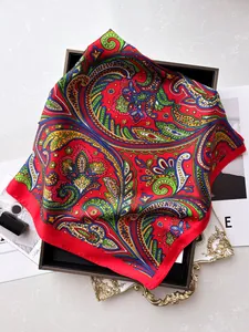 Detailansicht eines roten Satin-Halstuchs mit Paisley-Muster und luxuriöser seidiger Oberfläche