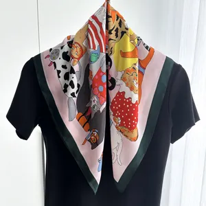 Dettaglio di un foulard in raso rosa con illustrazioni colorate di gatti dei cartoni animati