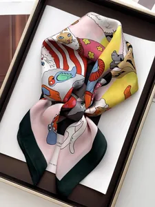 Dettaglio di un foulard di seta con motivi di gatti in un vassoio di lusso