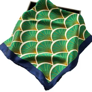 Foulard di seta con motivi a ventaglio verdi e bordo blu su scatola regalo