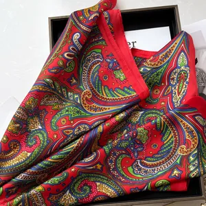 Klassisches rotes Satin-Seidenhalstuch mit Paisleymuster und ethnischen Motiven
