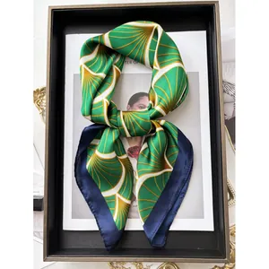 Foulard in seta verde da 70cm con motivi geometrici a ventaglio e bordo blu scuro