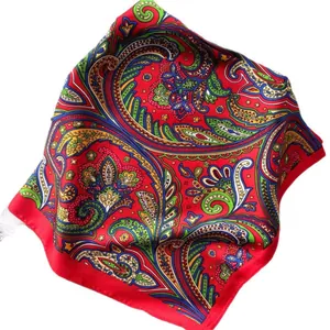 Klassisches rotes Seiden-Vierecktuch mit bunten Paisley-Mustern auf weißem Hintergrund