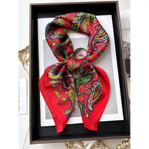 Damen Satin-Seidenschal mit rotem Paisleymuster auf modischem Poster-Hintergrund