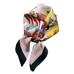 Foulard quadrato in finta seta rosa con vivaci stampe di gatti e bordo verde scuro