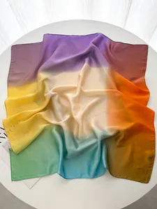 Vue détaillée d'un foulard en soie de luxe avec dégradé de couleurs et bords roulés