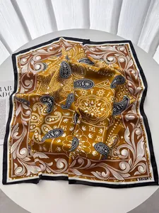 Dettaglio di sciarpa in seta paisley zenzero con motivi vintage e bordi a contrasto