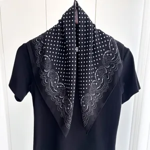Foulard quadrato classico in cotone e lino nero e bianco con motivi paisley e pois