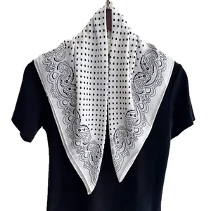 Sciarpa in cotone e lino con motivi paisley e pois bianchi e neri su un manichino