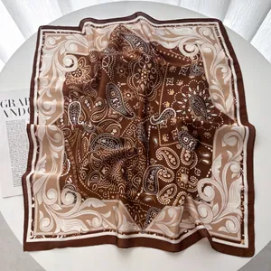 Dettaglio di un foulard quadrato con stampa paisley retrò in tessuto tipo seta