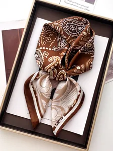 Dettaglio di un foulard in raso marrone con motivo paisley e finitura lucida elegante