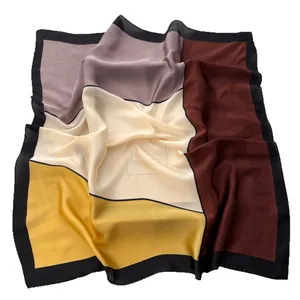 Carré de soie satinée de luxe avec blocs de couleurs géométriques et bordure noire