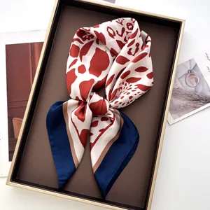 Elegante foulard di seta con stampa leopardata in scatola regalo su un vassoio vintage