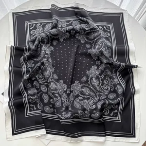 Detail eines schwarz-weißen Seidenquadrats mit Paisley-Muster und Polka Dots Motiven