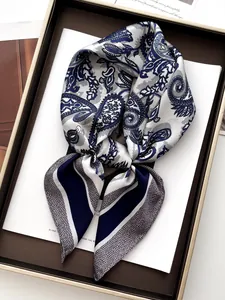Vue détaillée du foulard en soie bleu marine avec motif paisley et finition satinée chic